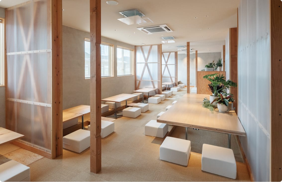 80席ゆったりくつろげる といったコピーが入ります